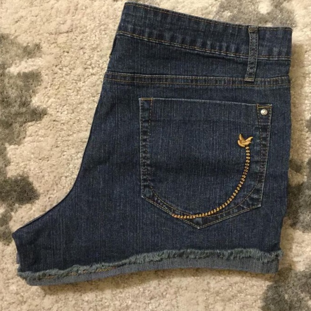 Embroidered shorts - Picture 2 of 3
